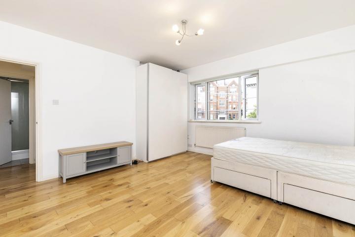 			Studio Apartment, 1 bath, 1 reception Flat			 Embassy House, West End Lane, West Hampstead